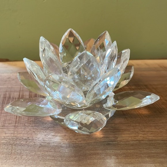 Crystal Clear lotus flower candle holder. - Picture 3 of 3